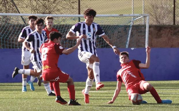 Arroyo y Chuky no bastan para darle la victoria al Juvenil